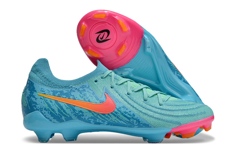 Nike Phantom Luna Elite Low Field Soccer Cleats 